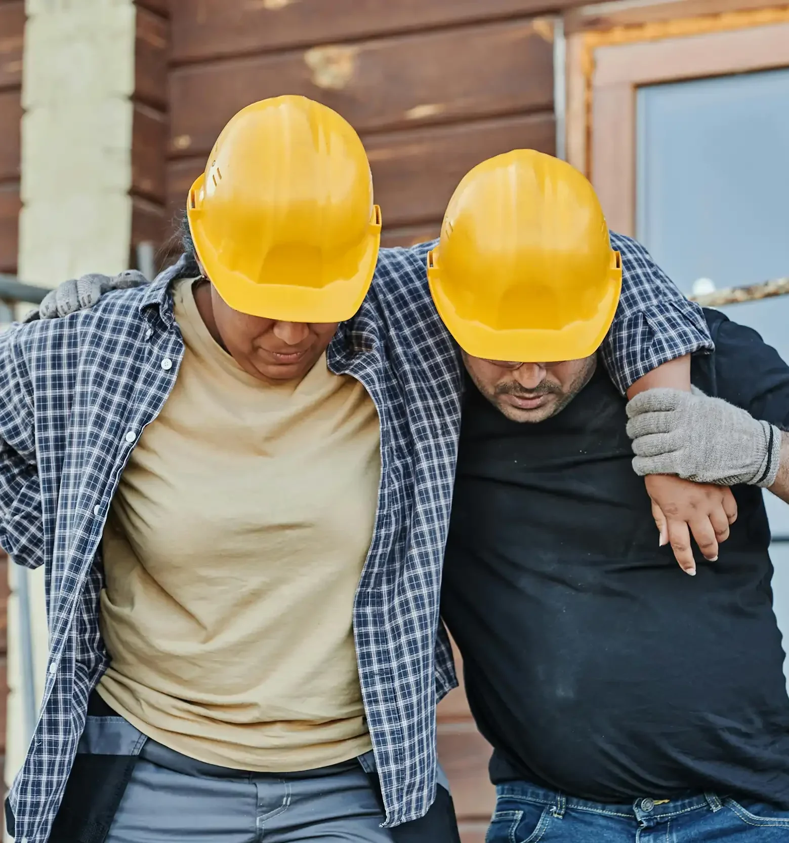 Un lavoratore infortunato viene sorretto da un collega che gli tiene il braccio attorno alle spalle; l’avv. Matteo della Pietra assiste i clienti in caso di infortuni sul lavoro, garantendo analisi della dinamica, delle responsabilità e tutela completa dei diritti.