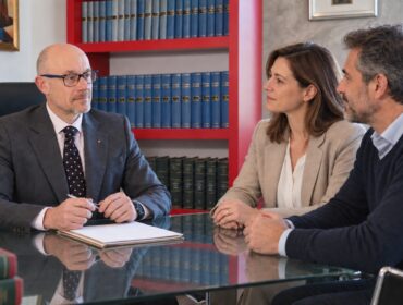 Due coniugi esaminano con l’avvocato i documenti relativi alla separazione.